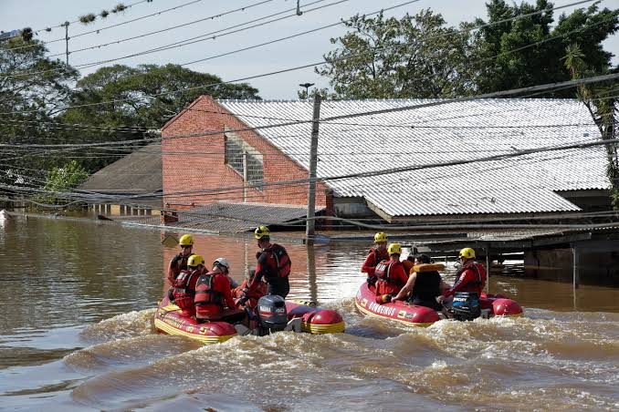 Equipes atuando em área alagada