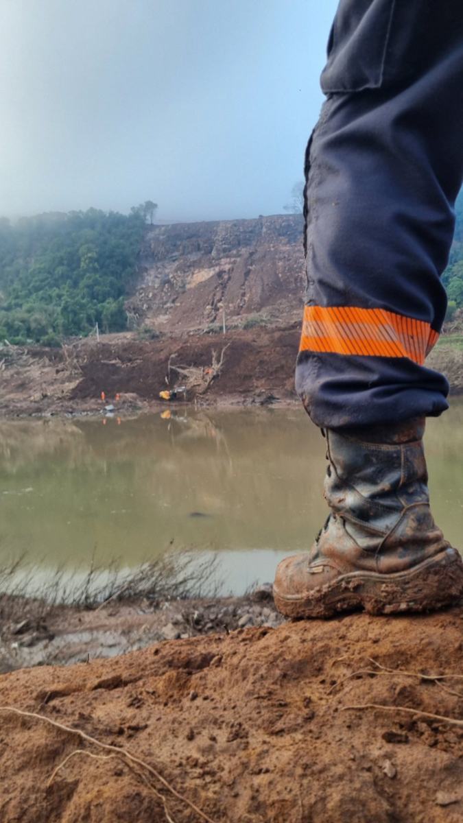 Bombeiro observando área de deslizamento